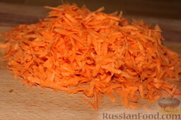 Морковная запеканка с сухарями (в мультиварке): Натереть морковь на крупной терке.