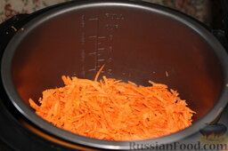 Морковная запеканка с сухарями (в мультиварке): Растопить 20 г сливочного масла и слегка спассеровать морковь.