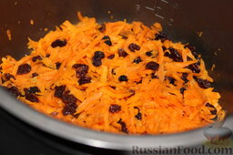 Морковная запеканка с сухарями (в мультиварке): В конце пассеровки добавить изюм и половину столовой ложки сахара.