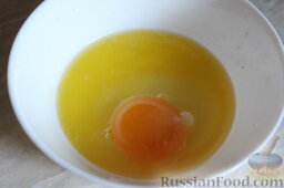Морковная запеканка с сухарями (в мультиварке): Растопить остальное масло, смешать с яйцом.