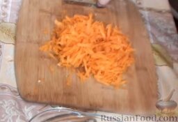 Запеканка из цветной капусты с фаршем (в мультиварке): Морковь натереть на крупной терке.