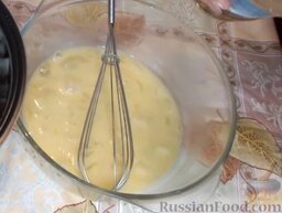 Запеканка из цветной капусты с фаршем (в мультиварке): Разбить яйца в глубокую миску, взбить кулинарным венчиком.