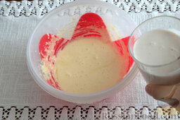 Манник в мультиварке: Добавляем в массу кисломолочный продукт. (При необходимости заменяем йогурт кефиром или сметаной.)