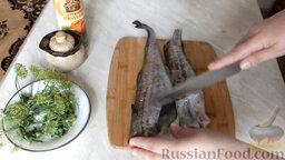 Минтай на пару (в мультиварке): Подготовить ингредиенты для приготовления минтая на пару в мультиварке.  Рыбу почистить, обрезать плавники.