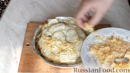 Кабачки, запеченные с фаршем в духовке: Присыпать натертым сыром.