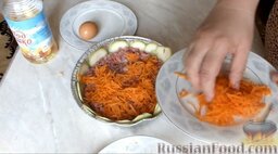 Кабачки, запеченные с фаршем в духовке: Далее выложить слой натертой моркови.