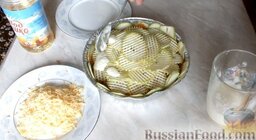 Кабачки, запеченные с фаршем в духовке: Полить сметанным соусом. Потрясти форму, чтобы соус опустился вниз.