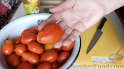 Вяленые помидоры (в духовке): Лучше всего взять помидоры сливки. Можно, конечно, использовать томаты любого сорта, размера и формы. Важно лишь не брать переспевшие.    Как приготовить вяленые помидоры в духовке:    Помидоры вымыть.