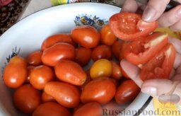 Вяленые помидоры (в духовке): С помощью ножа или чайной ложки удалить семена.
