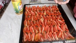 Вяленые помидоры (в духовке): Застелить противень пергаментной бумагой. Выложить дольки помидоров плотно друг к другу, но в один слой.