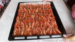 Вяленые помидоры (в духовке): Поперчить и добавить прованские травы с морской солью. (Можете посыпать солью и любыми другими травами.)