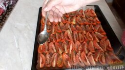 Вяленые помидоры (в духовке): Слегка полить все помидоры растительным маслом.