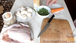 Куриный рулет с грибами и чесночными стрелками: Подготовить ингредиенты для куриного рулета с грибами.   Морковь почистить и помыть.   Чесночные стрелки вымыть и нарезать кусочками длиной 2-3 см.