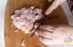 Куриный рулет с грибами и чесночными стрелками: Нарезать куриное мясо небольшими кубиками.