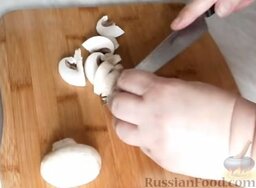 Куриный рулет с грибами и чесночными стрелками: Шампиньоны помыть и нарезать некрупно.