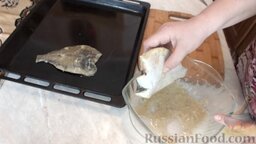 Камбала, запеченная в духовке: Разбить яйцо в миску, добавить соль и взбить венчиком. Постоянно помешивая, добавить ложку муки.   Обмакнуть рыбу в кляр.