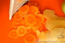 Куриный рулет с овощами (в духовке): Таким же образом нарезать морковь.