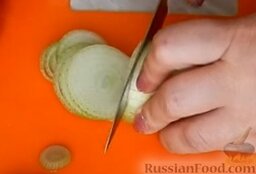 Куриный рулет с овощами (в духовке): Лук порезать кольцами.