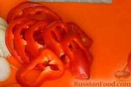 Куриный рулет с овощами (в духовке): Затем порезать тонкими кольцами болгарский перец.