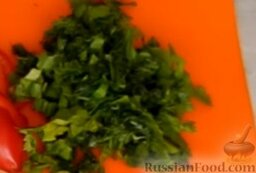 Куриный рулет с овощами (в духовке): Измельчить свежую зелень.