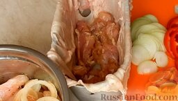 Куриный рулет с овощами (в духовке): На дно поместить ровный пласт замаринованного куриного мяса.