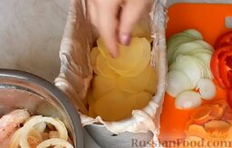 Куриный рулет с овощами (в духовке): Сверху выложить слой картофеля.