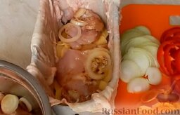 Куриный рулет с овощами (в духовке): Затем поместить кусочки курицы с маринованным луком.