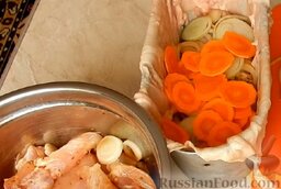 Куриный рулет с овощами (в духовке): Затем выложить слой свежего репчатого лука и слой моркови.