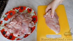 Куриный рулет с овощами (в духовке): Отделить мясо от кости.
