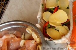Куриный рулет с овощами (в духовке): Сверху выложить ещё один слой картофеля.