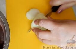 Куриный рулет с овощами (в духовке): Лук репчатый почистить, помыть и нарезать кольцами.