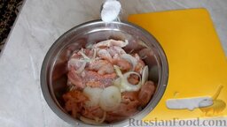 Куриный рулет с овощами (в духовке): В миску с куриным мясом добавить лук - вложить внутрь, между кусками курицы. Посолить.