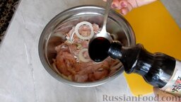Куриный рулет с овощами (в духовке): Добавить соевый соус.   Поставить куриное мясо в холодильник на 1-2 часа, чтобы замариновалось.