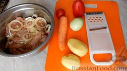 Куриный рулет с овощами (в духовке): Подготовить ингредиенты для начинки. Картофель, лук, морковь почистить и помыть. Болгарский перец очистить от семян и промыть холодной водой.