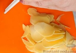 Куриный рулет с овощами (в духовке): Картофель нарезать тонкими пластинами (удобно это делать с помощью специальной терки-овощерезки).