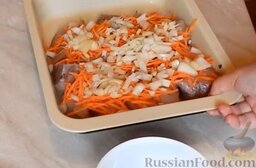 Рыба лемонема (лимонелла), запеченная в духовке: Поверх моркови выложить лук.