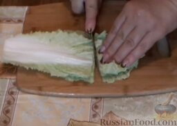 Спринг-роллы с копченой курицей: Снять 3 листика пекинской капусты. Отрезать верхнюю часть листов, она понадобится для украшения.