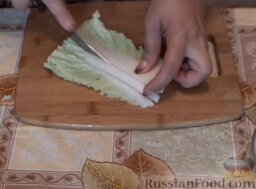 Спринг-роллы с копченой курицей: Затем мелко нарезать листья пекинской капусты.