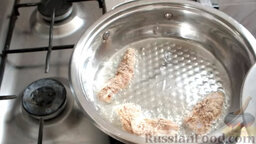 Куриные наггетсы: На разогретую сковородку с маслом выложить кусочки курицы в панировке.