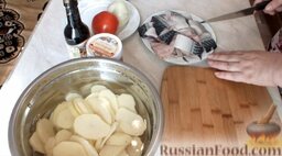 Скумбрия с картошкой, запеченная в духовке: Как приготовить скумбрию, запеченную в духовке с картошкой:    Рыбу очистить, вынуть кости, оставить только филе.   Нарезать картофель пластинами.