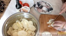 Скумбрия с картошкой, запеченная в духовке: Лук нарезать полукольцами.