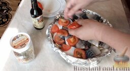 Скумбрия с картошкой, запеченная в духовке: На рыбу выложить нарезанный помидор.