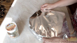 Скумбрия с картошкой, запеченная в духовке: Накрыть фольгой. Поставить скумбрию с картошкой в духовку на 40 минут при температуре 180 градусов.