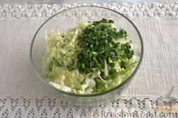 Запеканка капустная с адыгейским сыром (в мультиварке): Нарезаем перья зеленого чеснока, добавляем к капусте.