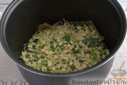 Запеканка капустная с адыгейским сыром (в мультиварке): Выкладываем овощную массу с сыром в чашу мультиварки, тщательно утрамбовывая ее ложкой.