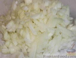 Картофельная запеканка с фаршем (в мультиварке): Как приготовить картофельную запеканку с фаршем в мультиварке:    Мелко нарезать репчатый лук.