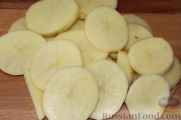 Картофельная запеканка с фаршем (в мультиварке): Картофель порезать тонкими пластинками.