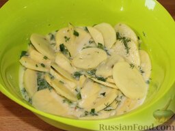 Картофельная запеканка с фаршем (в мультиварке): Залить картофель сливочной смесью, посыпать зеленью. Оставить немного зелени для украшения.