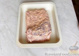 Свиная грудинка, запеченная в духовке: Аккуратно переложить мясо на противень и оставить на 15 минут, чтобы замариновалось. Затем влить на противень немного воды (примерно 1 стакан).