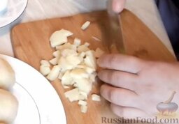 Салат из картофеля с копченой скумбрией: Как приготовить салат из картофеля с копченой скумбрией:    Картофель нарезать небольшими кубиками.